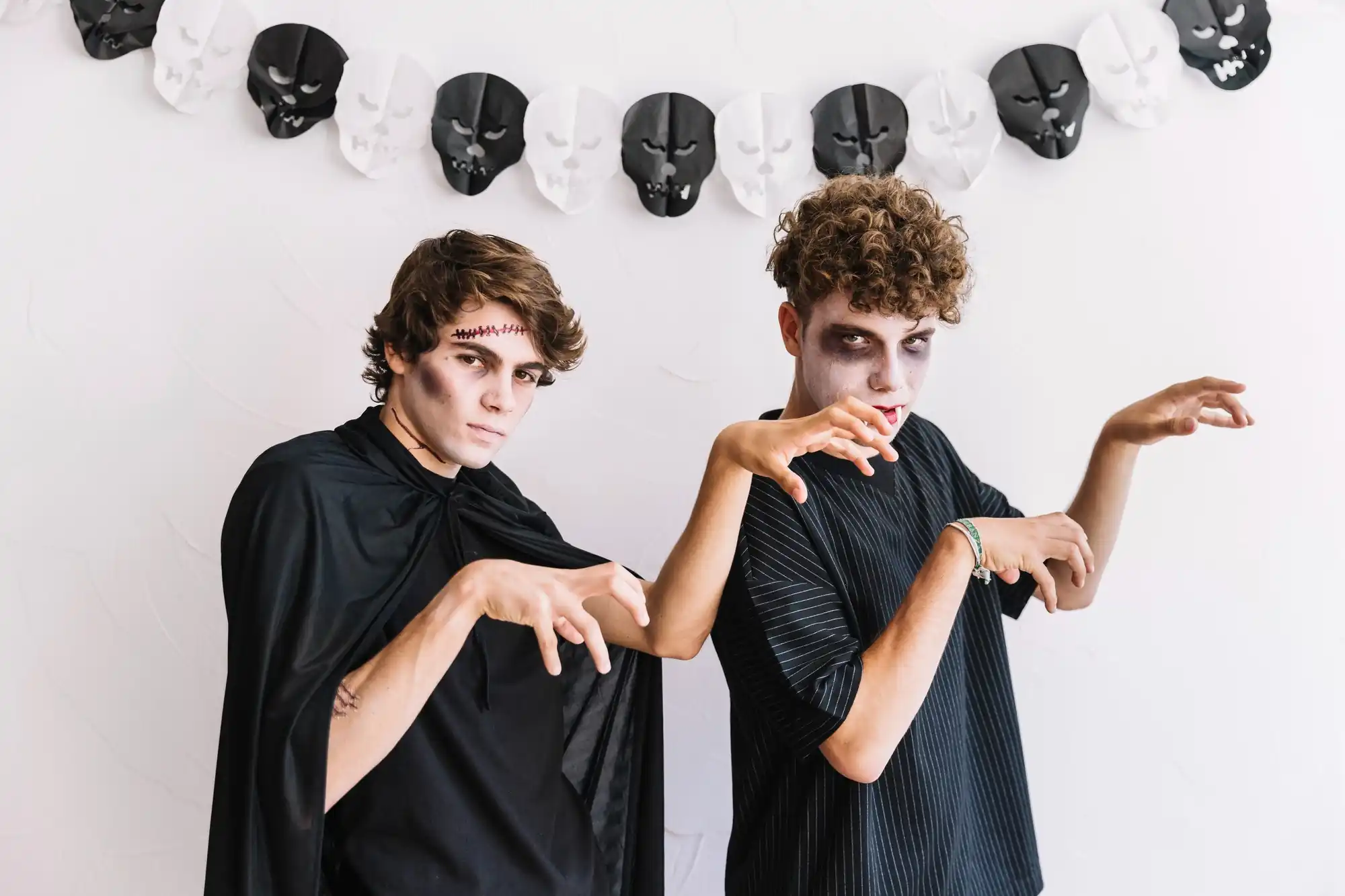 Adolescenți la activități de teatru și dezvoltare personală