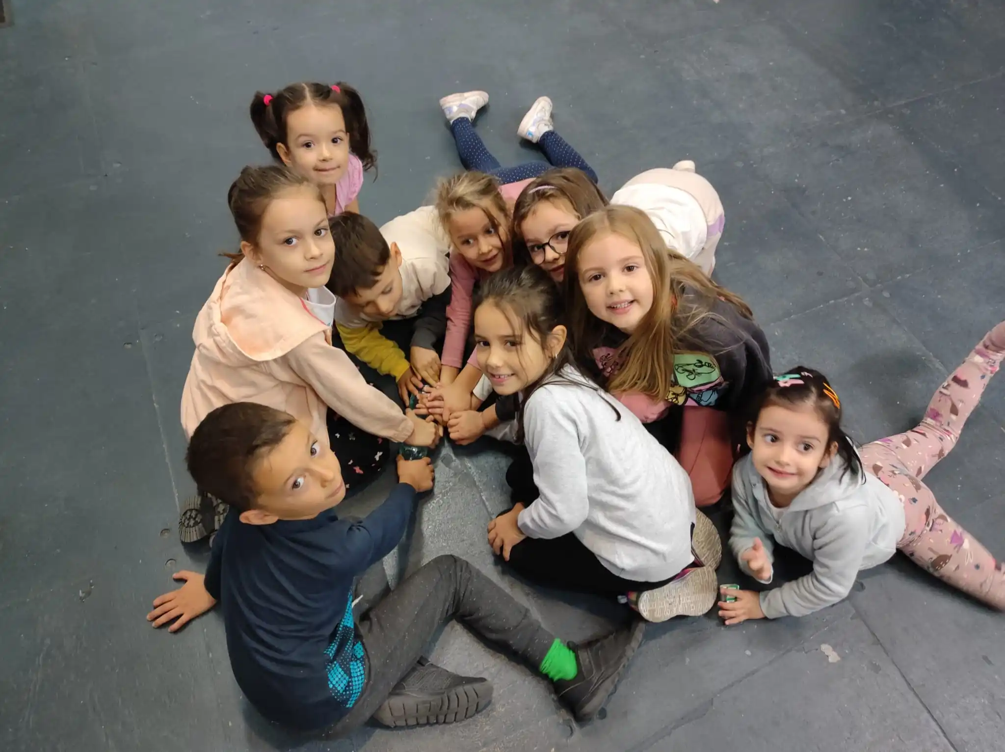 Copii la cursuri de teatru Qfeel