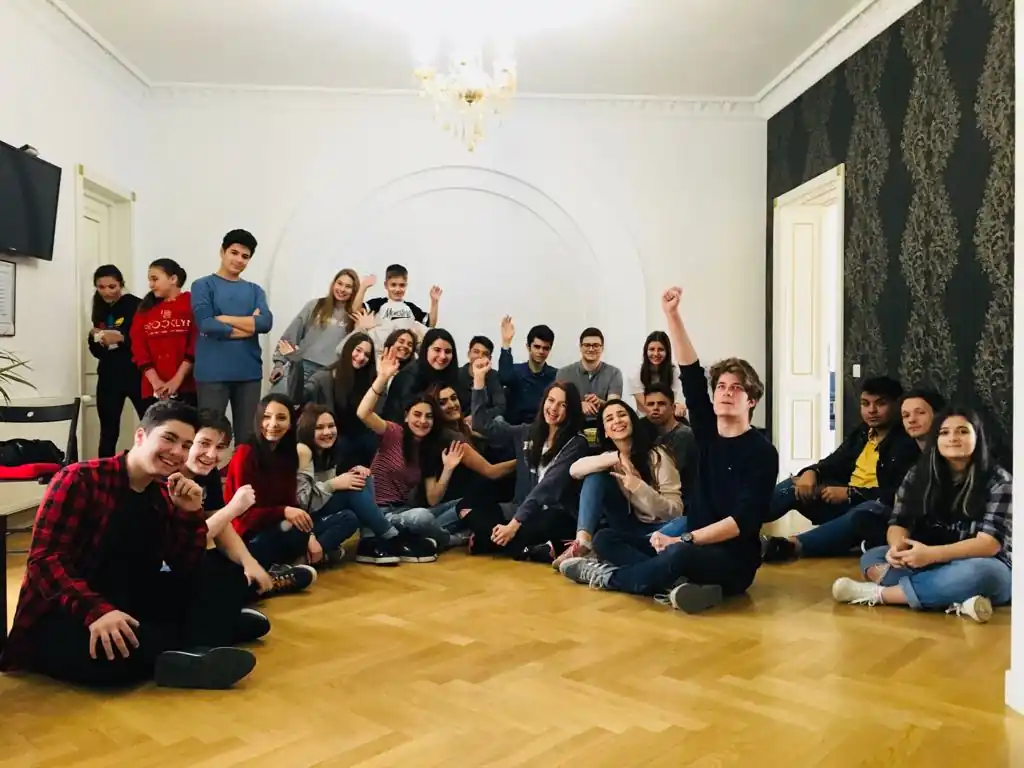 Improvizație și cursuri de actorie pentru tineri la Qfeel